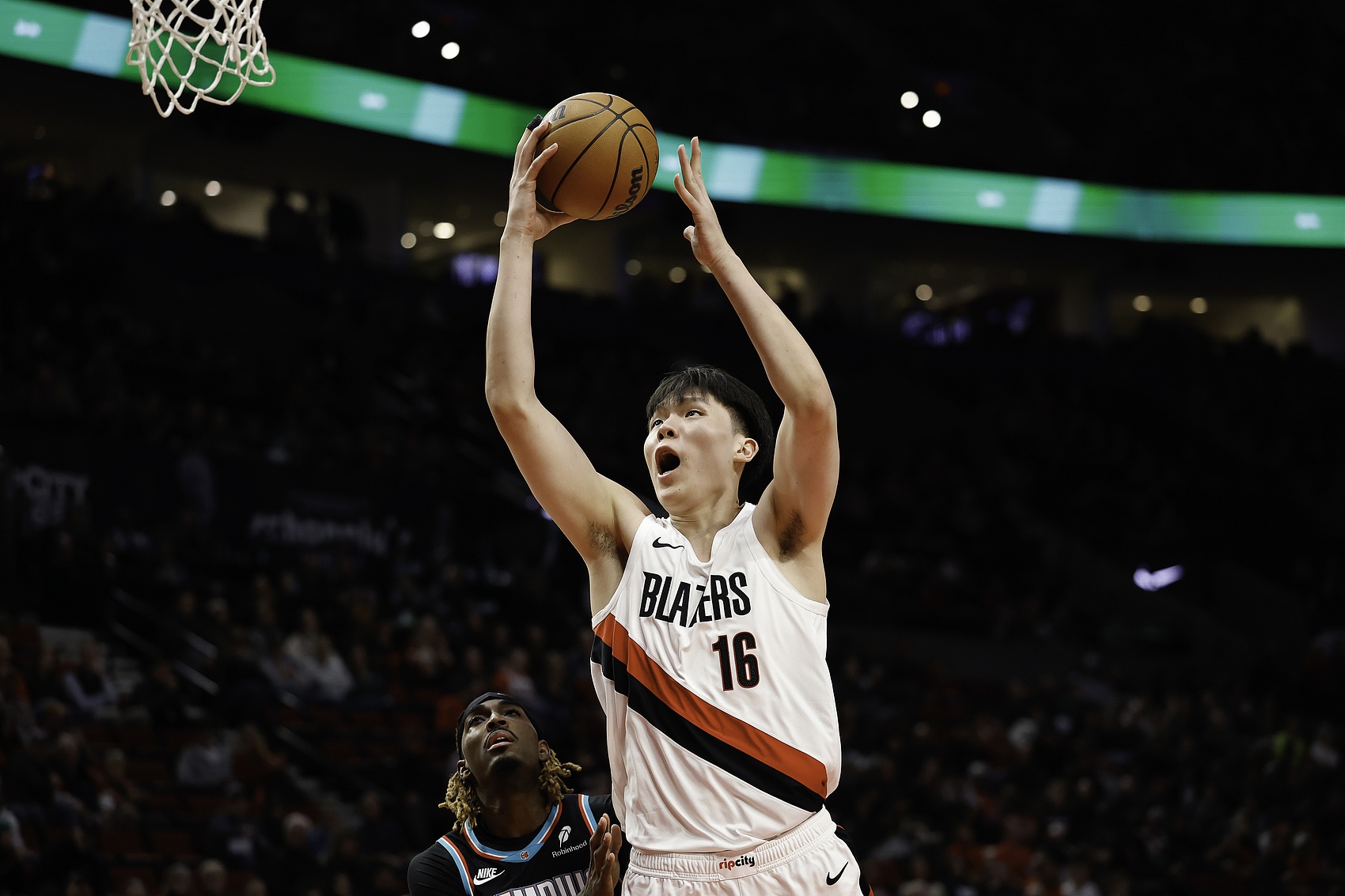 亚博体育平台-给个机会呗！上半场开拓者落后17分 杨瀚森暂时未获得上场机会